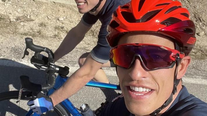 Marc Marquez ha condiviso questo video sui social: allenamento... in compagnia! Lo spagnolo fermato da un gregge di pecore mentre va in bicicletta con il fratello. L’otto volte campione del mondo vuole tornare nel Mondiale MotoGP già dal Qatar il 28 marzo, dopo l’incidente al braccio del luglio 2020 che l’ha tenuto finora fuori dalle corse