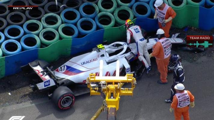 Nella terza sessione di prove libere del GP d'Ungheria di Formula 1  Mick Schumacher va a muro. Il pilota tedesco della Haas perde il controllo della vettura e finisce contro le barriere.