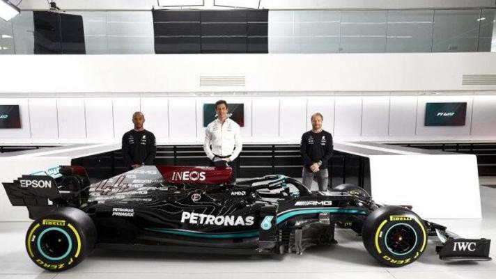 Presentata la Mercedes W12 E Performance, la monoposto 2021 con cui Lewis Hamilton e Valtteri Bottas andranno all’assalto del Mondiale di Formula 1