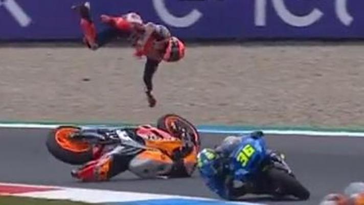 Incidente per il pilota della Honda, Marc Marquez, durante le prove libere 2 del Gp di Assen della MotoGp. Guarda il video