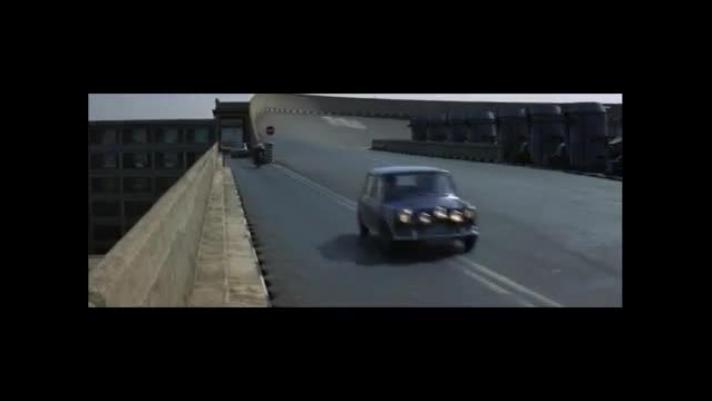 L'iconica scena dell'inseguimento delle Mini sul tetto della fabbrica torinese tratta dal film di Peter Collinson del 1969