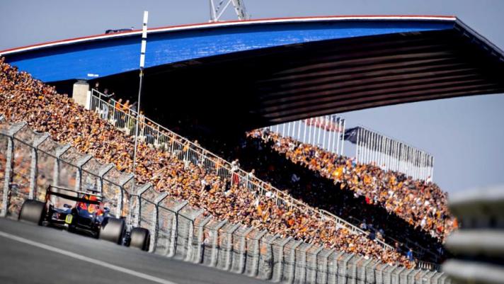 I momenti caldi delle qualifiche a Zandvoort: Verstappen e Hamilton separati da un soffio, la Ferrari lotta, il pubblico arancione si esalta