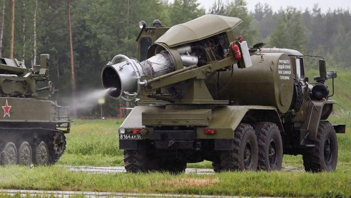 Si tratta, di fatto, di un gigantesco nebulizzatore: il russo Tms-65 impiega la turbina di un vecchio jet militare per decontaminare in pochissimo tempo aree molto estese