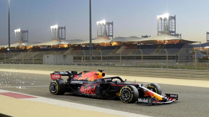 Nell’ultimo giorno di test in Bahrain prima dell’inizio del Mondiale di Formula 1 2021, è Max Verstappen il più veloce con la sua Red Bull RB16B. La Ferrari manda segnali di risveglio, la Mercedes nascosta, l’Aston Martin di Vettel alle prese con problemi di affidabilità. Guarda gli highlights