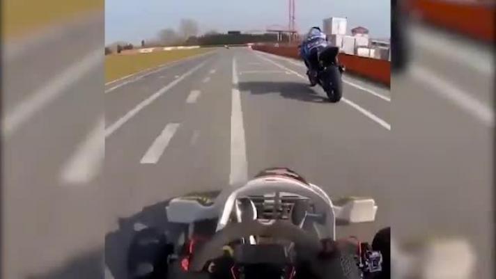 Il pilota turco della Yamaha Superbike per trovare il limite si fa 'spingere' dal suo allenatore, il connazionale Sofuoglu, seduto su un kart