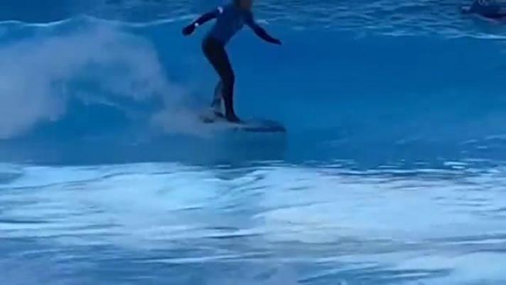 Michela Moioli sulla tavola da surf cavalca le onde artificiali di Alaia Bay...