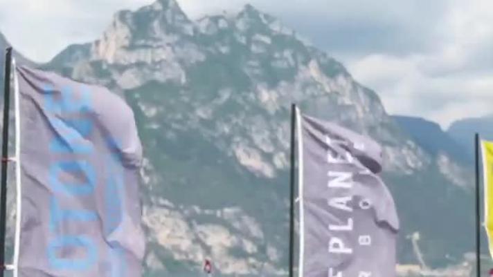 Ecco il quattro volte campione del mondo di kitesurf Airton Cozzolino in azione a Torbole, tappa del tour Red Bull Hero Hits Your Spot