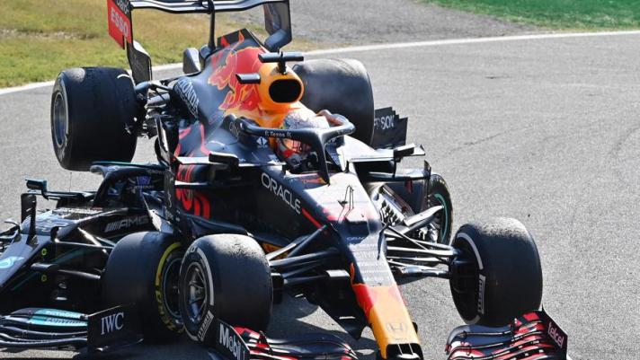 Nel Gp d'Italia di Formula 1, disputato sul circuito di Monza, Lewis Hamilton e Max Verstappen hanno dato vita a un pauroso incidente. Guarda il video