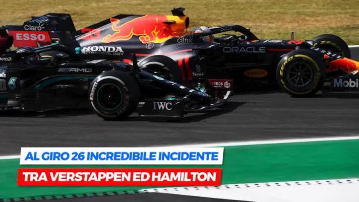Al 26esimo giro del Gran Premio d'Italia a Monza Max Verstappen e Lewis Hamilton si son speronati in curva a vicenda finendo entrambi sulla ghiaia con la Red Bull dell'olandese sopra alla Mercedes del campione del mondo salvo grazie al nuovo sistema di protezione Halo.