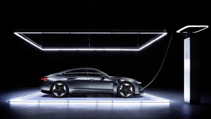 Audi ha svelato la Granturismo e-tron GT con una diretta streaming sui propri canali. Ecco il momento in cui l’auto entra in scena
