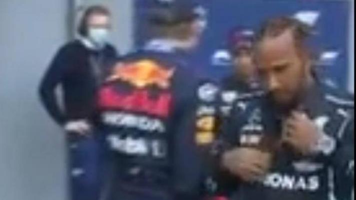 Durante le interviste post qualifiche del parco chiuso di Imola, Max Verstappen e Lewis Hamilton si sono "scontrati": l’olandese della Red Bull e l’inglese della Mercedes si sono assestati una decisa spallata. Sarà solo un caso?