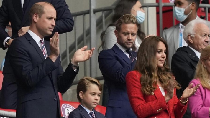 Il principe d'Inghilterra, William, e la moglie, Kate Middleton, sono in tribuna a Wembley per assistere a Inghilterra-Germania, ottavo di finale degli Europei. Presente anche il figlio primogenito, George