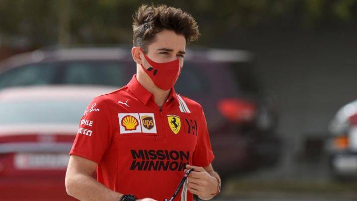 Il pilota della Ferrari Charles Leclerc parla al termine della seconda giornata di test in Bahrain.