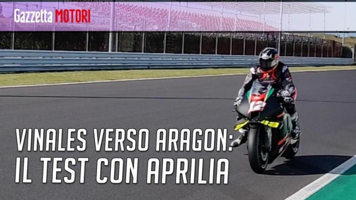 A Misano Adriatico seconda giornata del test di Maverick Viñales con l’Aprilia MotoGP. Il secondo giorno di prove è coinciso con l’annuncio che lo spagnolo debutterà ufficialmente in gara con il team di Noale nel GP Aragon del 12 settembre