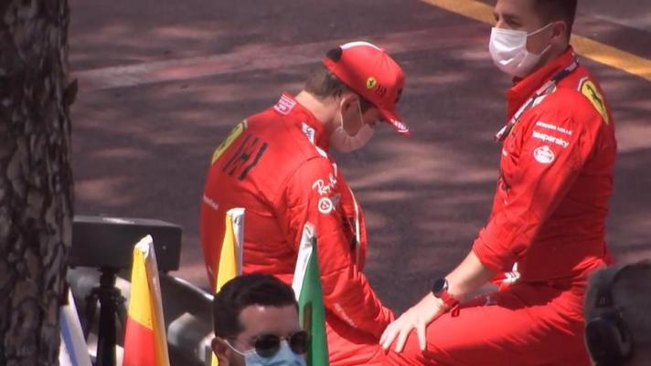 Le immagini, dalla diretta di Sky Sport, del momento in cui Charles Leclerc riceva la notizia di non poter disputare il Gp di Monaco di Formula 1 a causa di problemi alla sua Ferrari dopo l'incidente alla fine delle qualifiche di ieri