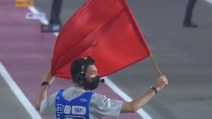 Imprevisto durante la seconda sessione di prove libere del Gp del Qatar di MotoGp: è stata sventolata la bandiera rossa per rimuovere dalla pista alcuni pezzi di legno, staccatisi dal tabellone del semaforo disposto trasversalmente sul traguardo