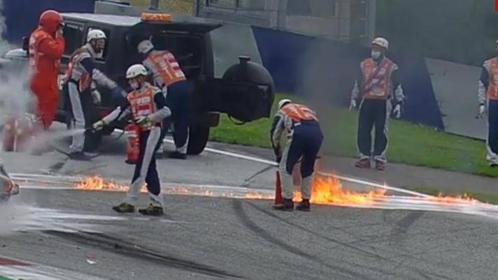 Le immagini dello scontro tra la Ktm di Pedrosa e l'Aprilia di Savadori nelle battute iniziali del GP di Stiria al Red Bull Ring. Moto in fiamme e gara sospesa per sedare l'incendio.