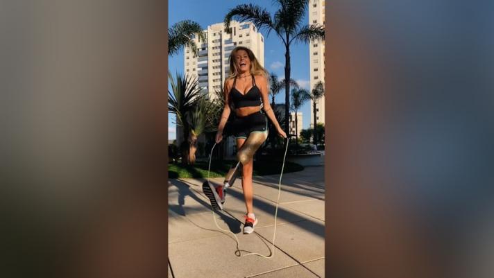 Paola Antonini, modella brasiliana con una gamba sola, ha pubblicato su Instagram un video in cui salta la corda con un equilibrio pazzesco e senza fare alcuna fatica