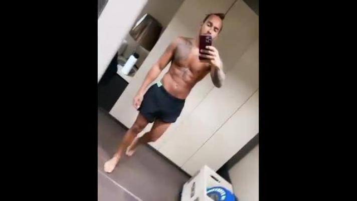 Lewis Hamilton ha pubblicato questo video con un lungo messaggio sui social, raccontandosi tra dieta e allenamento: "A volte non ho voglia di allenarmi, ma la chiave è rimanere sempre coerenti"