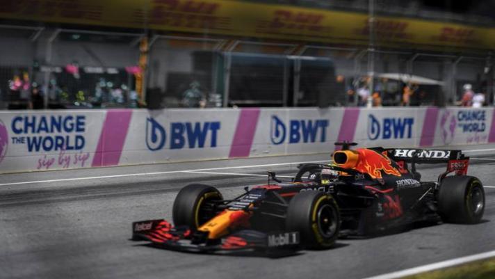 L'olandese Max Verstappen domina il Gp di casa della Red Bull e allunga in classifica su Lewis Hamilton, secondo a quasi 20" di distacco. Gran rimonta della Ferrari: sesto Sainz mentre Leclerc chiude settimo dopo essere stato ultimo