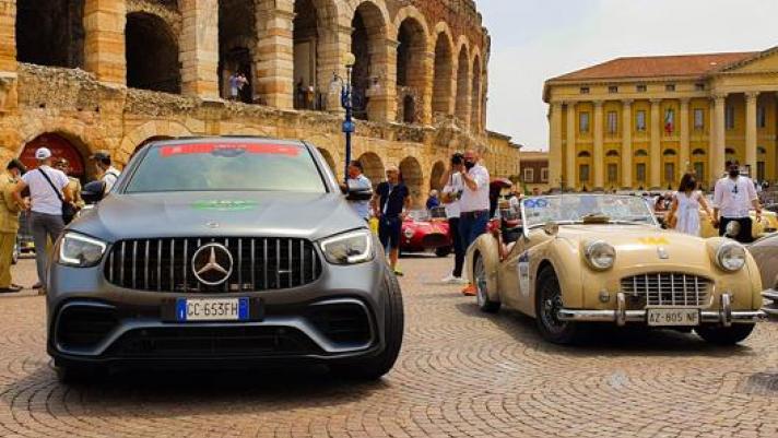 La Mercedes-Amg Glc Coupé 63 S in buona compagnia in Piazza Bra a Verona