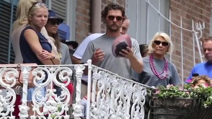 Matthew McConaughey e Brad Pitt si passano la palla da football americano da un balcone all'altro.