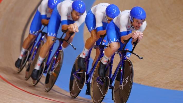 Medaglia d'oro per l'Italia del ciclismo su pista nell'inseguimento di squadre. Gli azzurri (Simone Consonni, Filippo Ganna, Francesco Lamon e Jonathan Milan) hanno battuto la Danimarca in finale stabilendo anche il nuovo record del mondo. Guarda ogni imperdibile momento dei Giochi Olimpici Tokyo 2020 su Discovery+