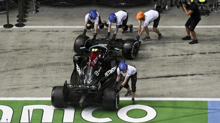 Grosso rischio per il pilota della Mercedes, Valtteri Bottas, durante le prove libere 2 del Gp di Stiria della Formula 1. Guarda il video