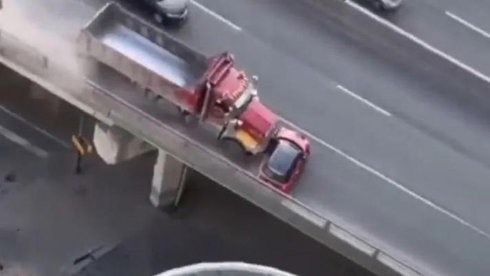 L’incidente sulla rampa del centro-città di Toronto, in Canada: la Mini Cooper (al cui interno vi era un’infermiera 26enne) è stata spostata per 500 metri dall’autista di un camion