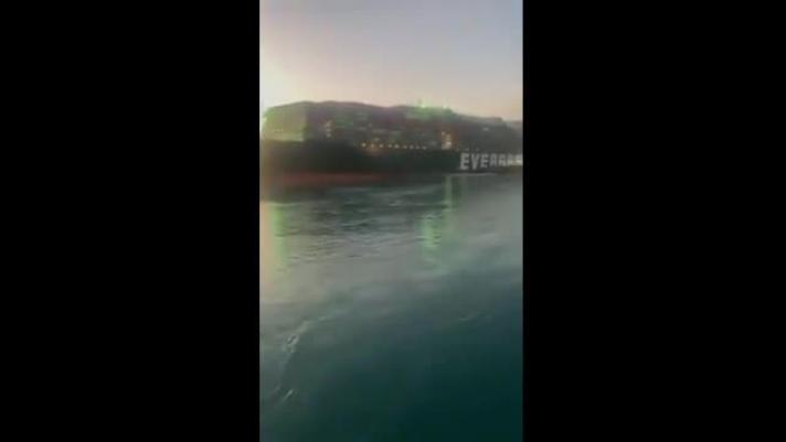 Ecco le primissime immagini pubblicate sui social che arrivano dal Canale di Suez: la nave portacontainer Ever Given è stata parzialmente liberata