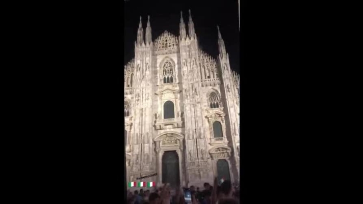 La modella russa Irina Shayk festeggia la vittoria dell'Italia al centro di Piazza Duomo a Milano. E nessuno la riconosce...