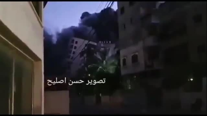 Raid aerei israeliani hanno demolito martedì sera un edificio di 12 piani a Gaza City: ecco il momento del crollo