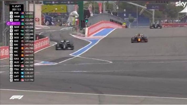 Al 20esimo giro del Gp di Francia, pit stop di Lewis Hamilton che, al rientro in pista, viene superato da Verstappen