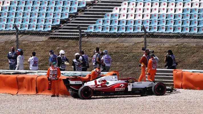 Lewis Hamilton vince il Gp del Portogallo di Formula Uno, davanti a Verstappen e Bottas. Male le Ferrari: Leclerc sesto e Sainz undicesimo. La gara è stata aperta da un incidente tra Raikkonen e Giovinazzi. Guarda gli highlights