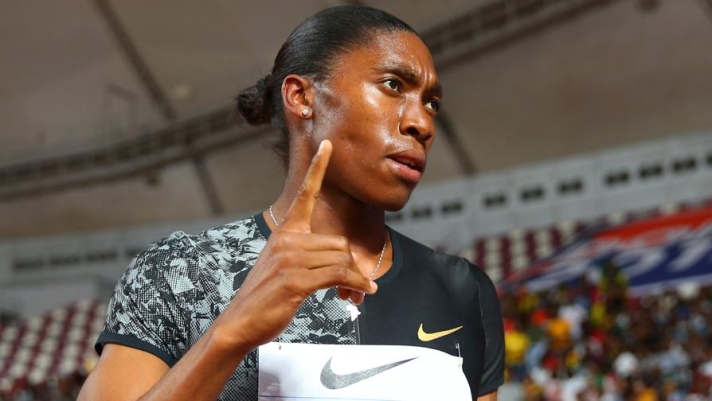 Caster Semenya vuole essere in pista all’Olimpiade di Tokyo nei suoi 800 metri, la gara che domina dal 2009. Nel frattempo, però, è stata fermata più volte da una serie di dispute legali causate dal suo livello di testosterone. Ripercorriamo la sua vicenda