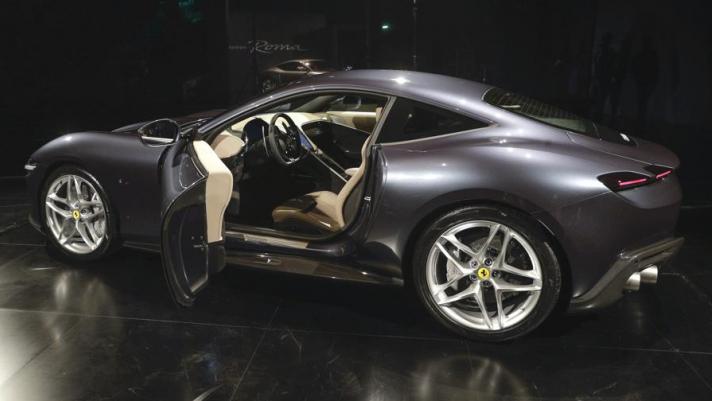 La Ferrari Roma vista da vicino. Ecco come è fatta fuori e dentro la nuova coupé del marchio del Cavallino