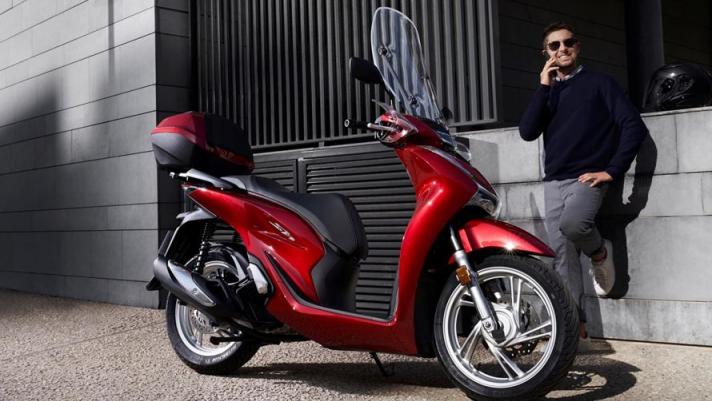 Completamente rinnovato lo scooter best seller della casa giapponese nelle cilindrate 125 e 150. Rivista anche la custom leggera Cmx 500 Rebel. A illustrare le novità Costantino Paolacci, responsabile media di Honda Moto Italia.