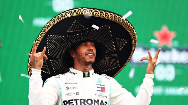 Il pilota della Mercedes vince il GP del Messico davanti a Vettel e a Bottas. Soltanto quarto Leclerc: le immagini del trionfo di Lewis