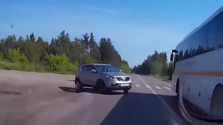 Gli incidenti più particolari in Russia: un'auto tenta di passarne un'altra ma si scontra contro una vettura ferma allo stop. Che incidente!