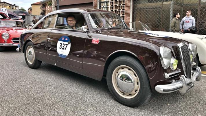 Lo chef Carlo Cracco partecipa per la prima volta alla Mille Miglia con una Lancia Aurelia B20 del 1951. “È una delle prime GT stradali”