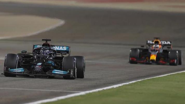 Lewis Hamilton inseguito da Max Versdtappen