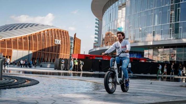 Torna sotto una nuova veste, una e-bike moderna e adatta alla città