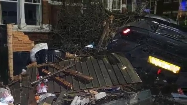 Michail Antonio, attaccante del West Ham, si  schiantato contro dei bidoni della spazzatura nel Sud di Londra con la sua Lamborghini Huracan da 245.000 euro mentre era alla guida del bolide vestito da pupazzo di neve. Rimasto illeso,  poi sceso in campo nel Boxing Day segnando lunico gol degli Hammers nel k.o. col Crystal Palace