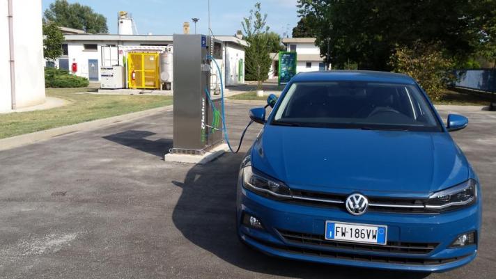 Tre Volkswagen saranno sperimentate in Emilia con questo gas e del metano fossile per cercare la soluzione a un futuro a basse emissioni di carbonio