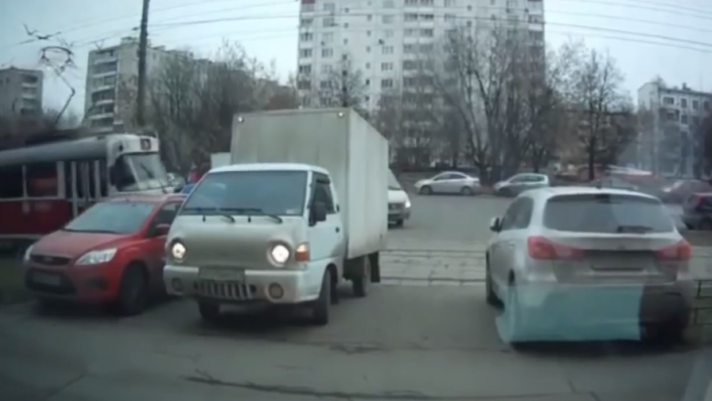 Gli incidenti più particolari in Russia: un furgone non è parcheggiato bene e sporge sulle linee del tram. Il contatto è inevitabile