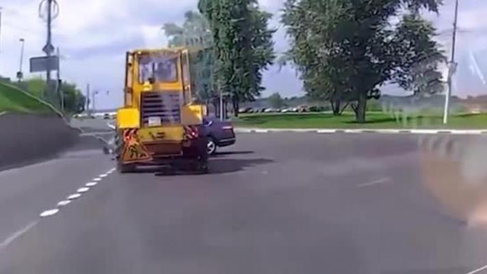 Gli incidenti più particolari in Russia: un'auto non frena all'incrocio e non dà la precedenza alla ruspa, che botto!