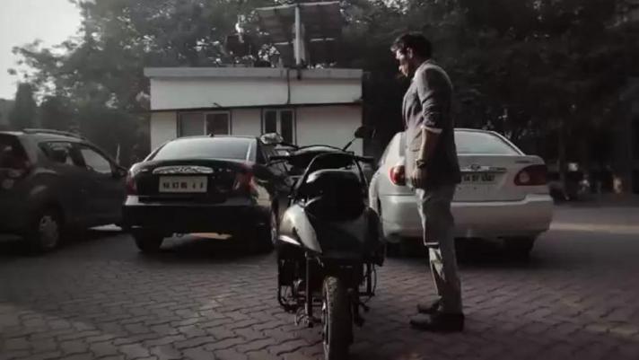 Nel video della Liger Mobility si vede lo scooter che risponde ai comandi vocali e soprattutto rimane in piedi da solo