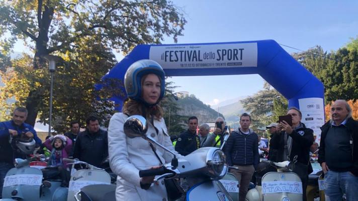 Un maxi raduno di Piaggio Vespa ha ravvivato la domenica pomeriggio del Festival dello Sport con l’attrice romana a bordo della nuova versione elettrica a fare da madrina alla manifestazione