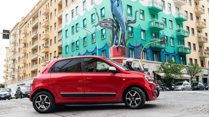 Renault rinnova la Twingo aumentandone lo stile urban. Cosa di meglio che farla esordire tra alcuni dei più bei murales di Roma?