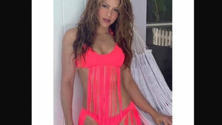 Shakira stilista: la cantante e fidanzata del blaugrana Pique ha messo in mostra il costume disegnato direttamente da lei